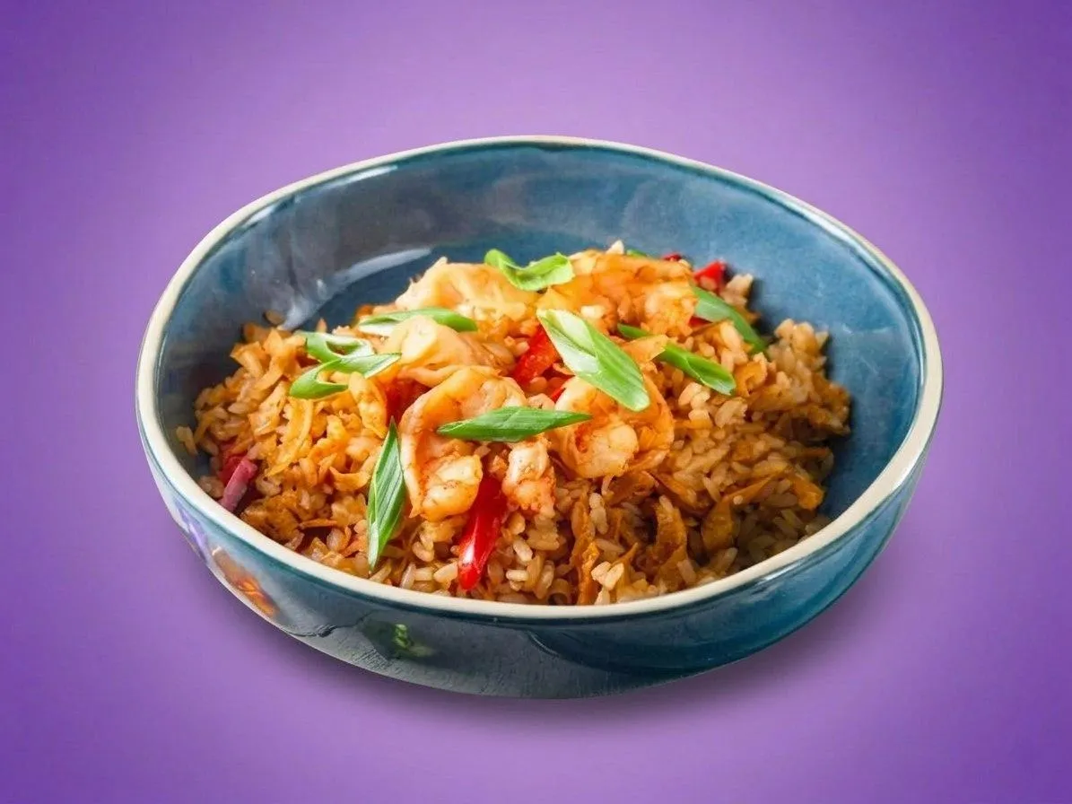 Рис с креветками и омлетом 